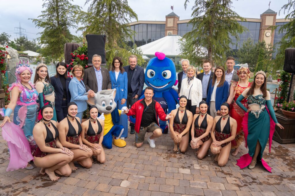 Gemeinsam mit Sänger und TV-Moderator Stefan Mross eröffnete die Inhaber-Familie Mack den neuen Outdoor-Pool „Svømmepøl“ in der Wasserwelt Rulantica © Europa-Park GmbH & Co Mack KG