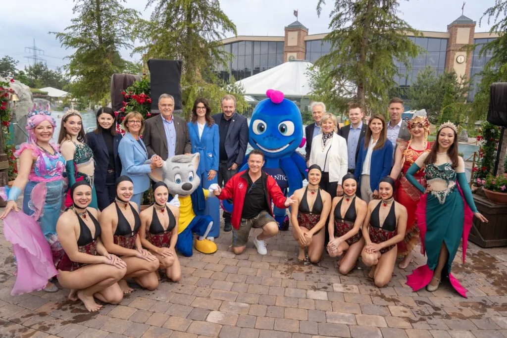 Gemeinsam mit Sänger und TV-Moderator Stefan Mross eröffnete die Inhaber-Familie Mack den neuen Outdoor-Pool „Svømmepøl“ in der Wasserwelt Rulantica © Europa-Park GmbH & Co Mack KG