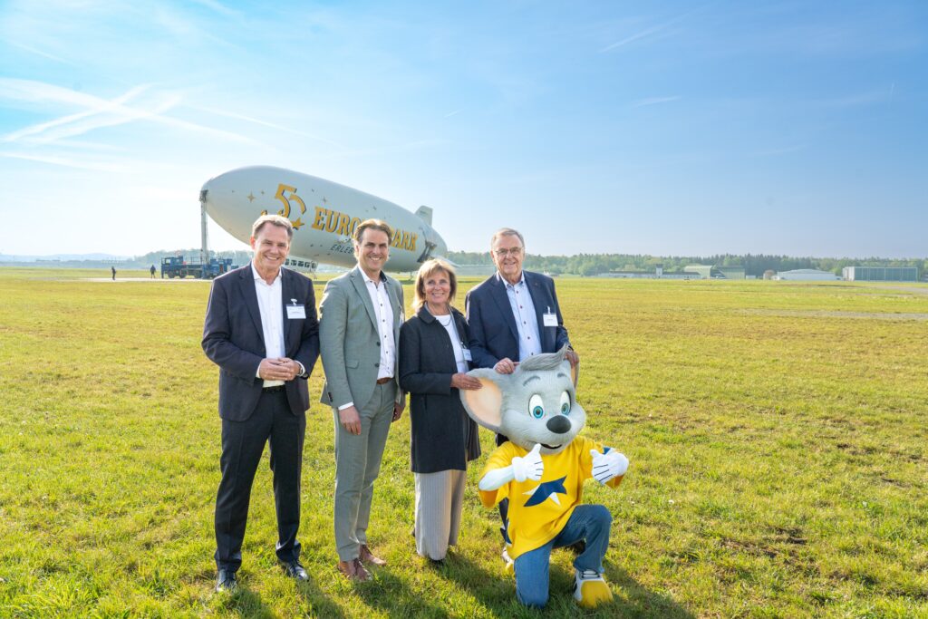 V.l.n.r.: Eckhard Breuer (Geschäftsführer DZR), Thomas Mack, Marianne Mack, Roland Mack © Europa-Park GmbH & Co Mack KG