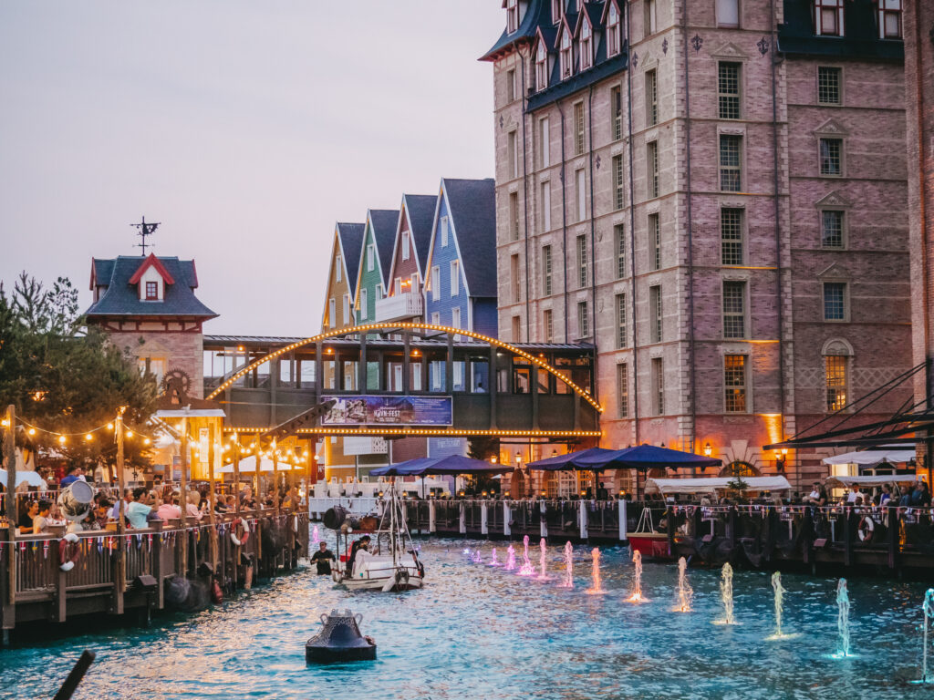 Eine ganz besondere Stimmung herrscht beim Midsommar Havn-Fest rund um die Wasserwelt Rulantica und das Hotel „Krønasår" © Europa-Park GmbH & Co Mack KG