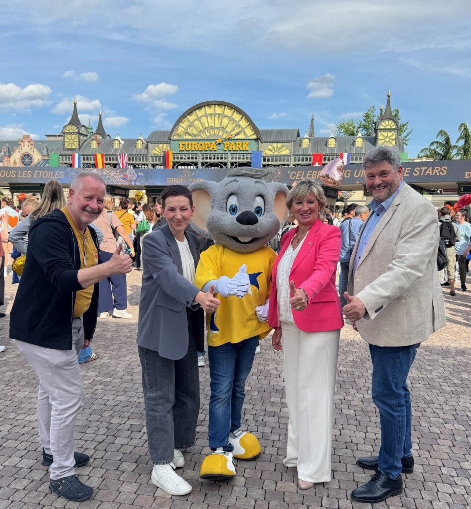 Maurita Mack zusammen mit Michael Bross, Abteilungsleiter Freiwilligendienst, Birgit Schaer und Henric Peeters, Vorstände des Diözesan-Caritasverbands © Europa-Park GmbH & Co Mack KG