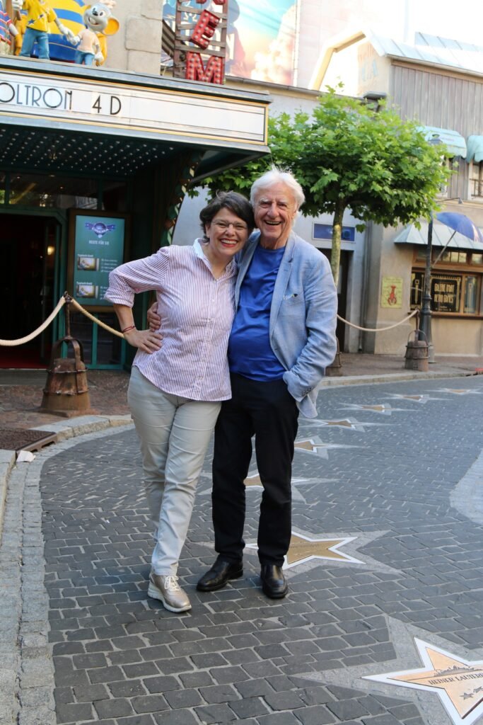 Emil und Niccel Steinberger vor dem "Magic Cinema 4D" im Europa-Park © Europa-Park GmbH & Co Mack KG