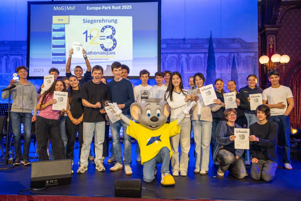 Die stolzen Schüler bei der Preisverleihung mit Ed Euromaus © Europa-Park GmbH & Co Mack KG