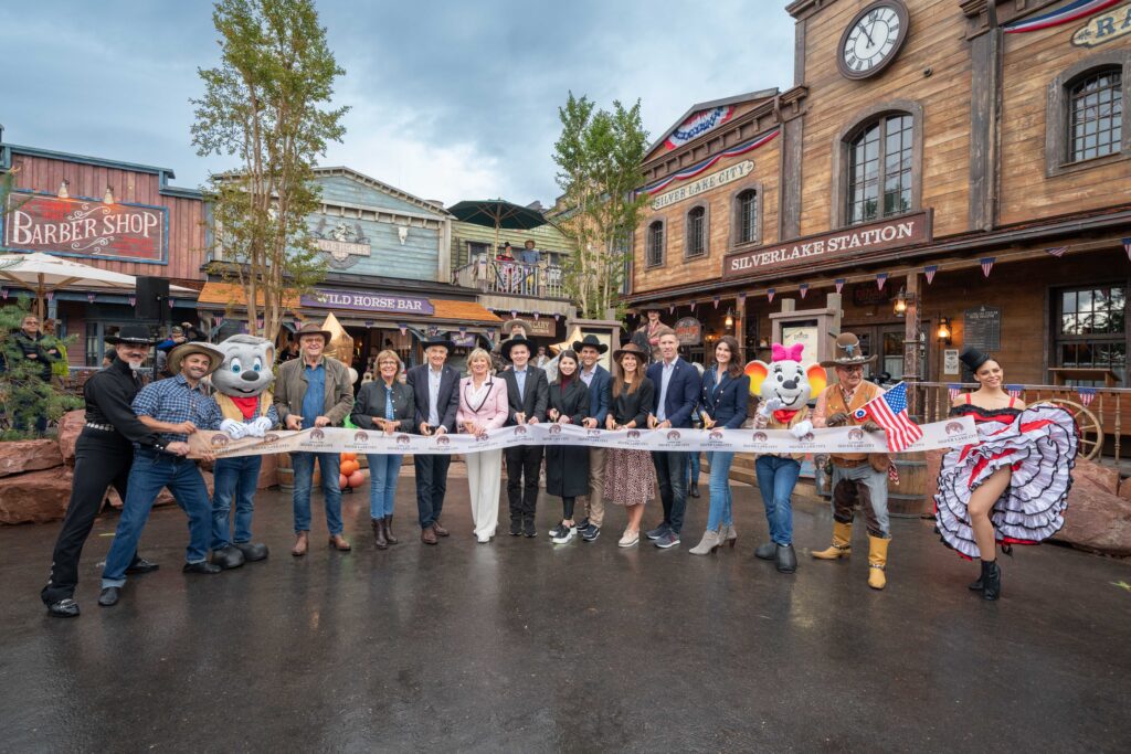 Mit einem feierlichen Bandanschnitt eröffnete die Inhaber-Familie Mack die neue Silver Lake City © Europa-Park GmbH & Co Mack KG