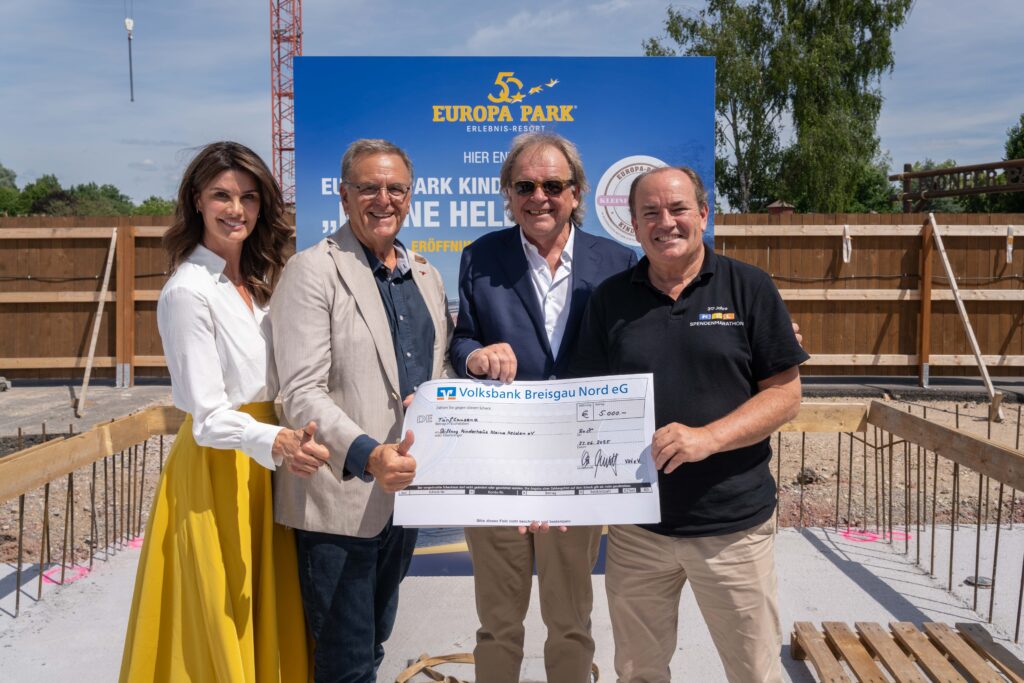 Kinderhaus-Botschafterin Miriam Mack, Europa-Park Inhaber Roland Mack, Präsident des VDV Wieland Schwarzkopf und der Gesamtleiter RTL Charity Wolfram Kons © Europa-Park GmbH & Co Mack KG
