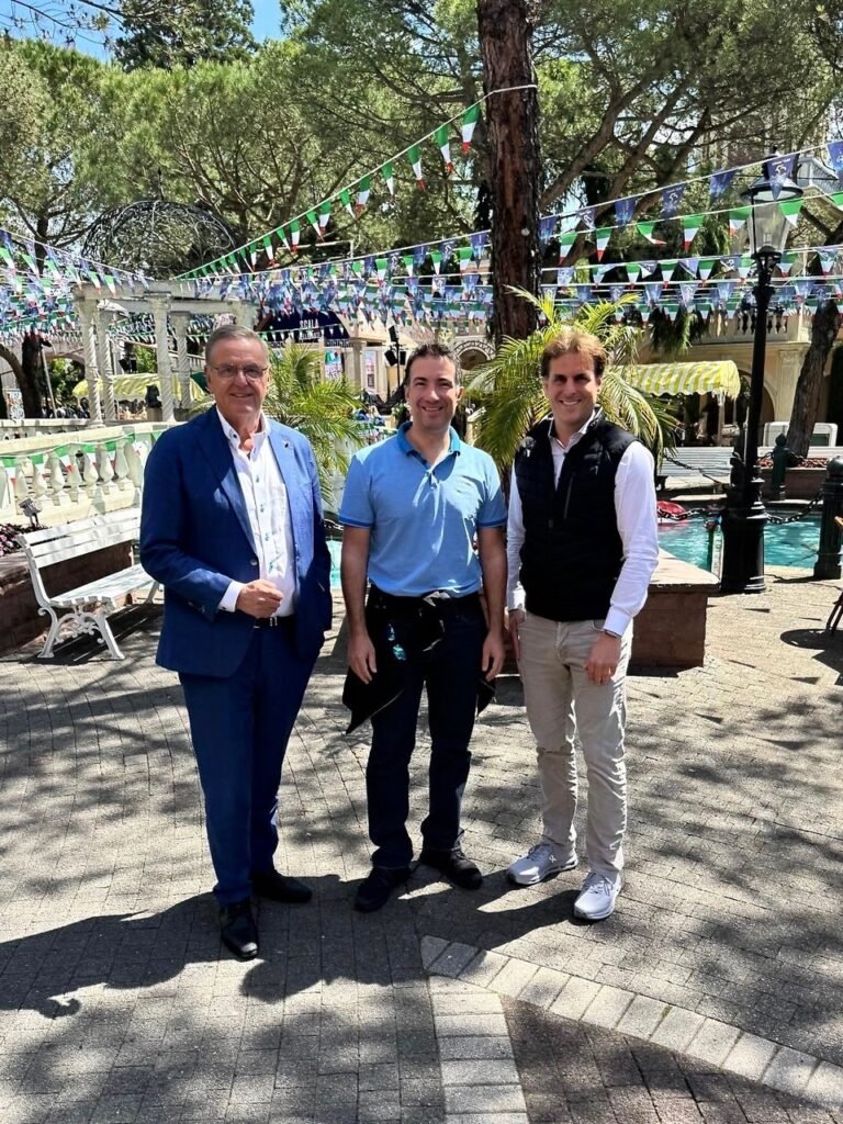 Der amtierende Ständeratspräsident der Schweiz Andrea Caroni gemeinsam mit Roland und Thomas Mack im Europa-Park © Europa-Park GmbH & Co Mack KG