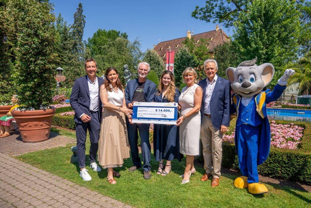 Oliver und Bianca Kleine, Mauritia und Jürgen Mack übergeben den Spendenscheck über 14.000 Euro Dr. Thomas Schliermann und Susana Sierra Peláez von Patio 13 © Europa-Park GmbH & Co Mack KG