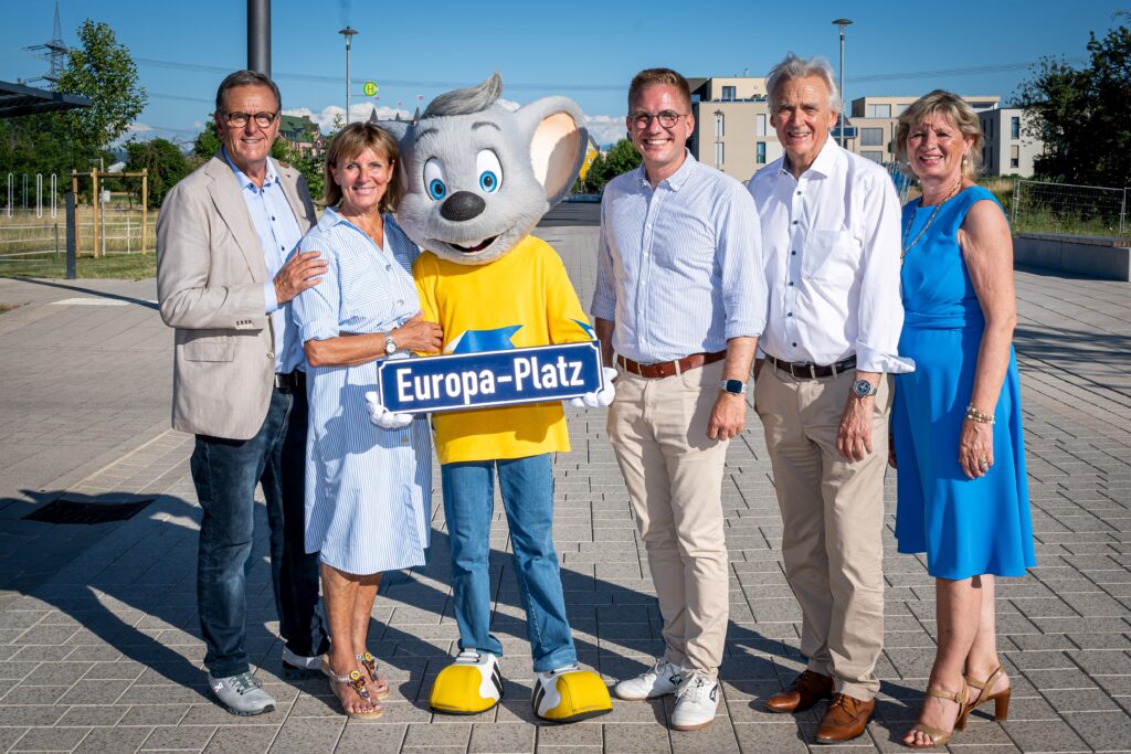 Roland Mack, Marianne Mack, Kai-Achim Klare, Jürgen Mack und Mauritia Mack mit dem neuen Straßenschild "Europa-Platz" © Europa-Park GmbH & Co Mack KG