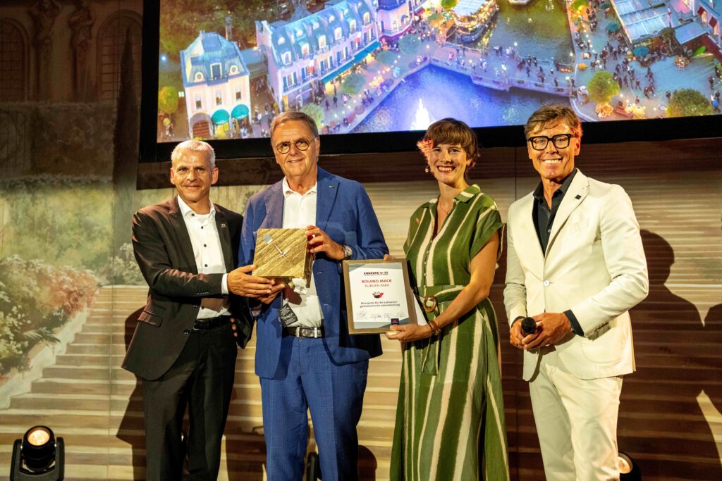 Roland Mack, Ihnhaber Europa-Park (2. von links) wurde mit dem Ehrenpreis für sein unternehmerisches Lebenswerk mit dem "kuckuck 25" Award ausgezeichnet. Mit auf dem Foto Patrick Rapp, Staatssekretär im Ministerium für Wirtschaft, Arbeit und Tourismus Baden-Württemberg (links) und die beiden Moderatoren Josefine Schlumberger und Hansy Vogt © Europa-Park GmbH & Co Mack KG