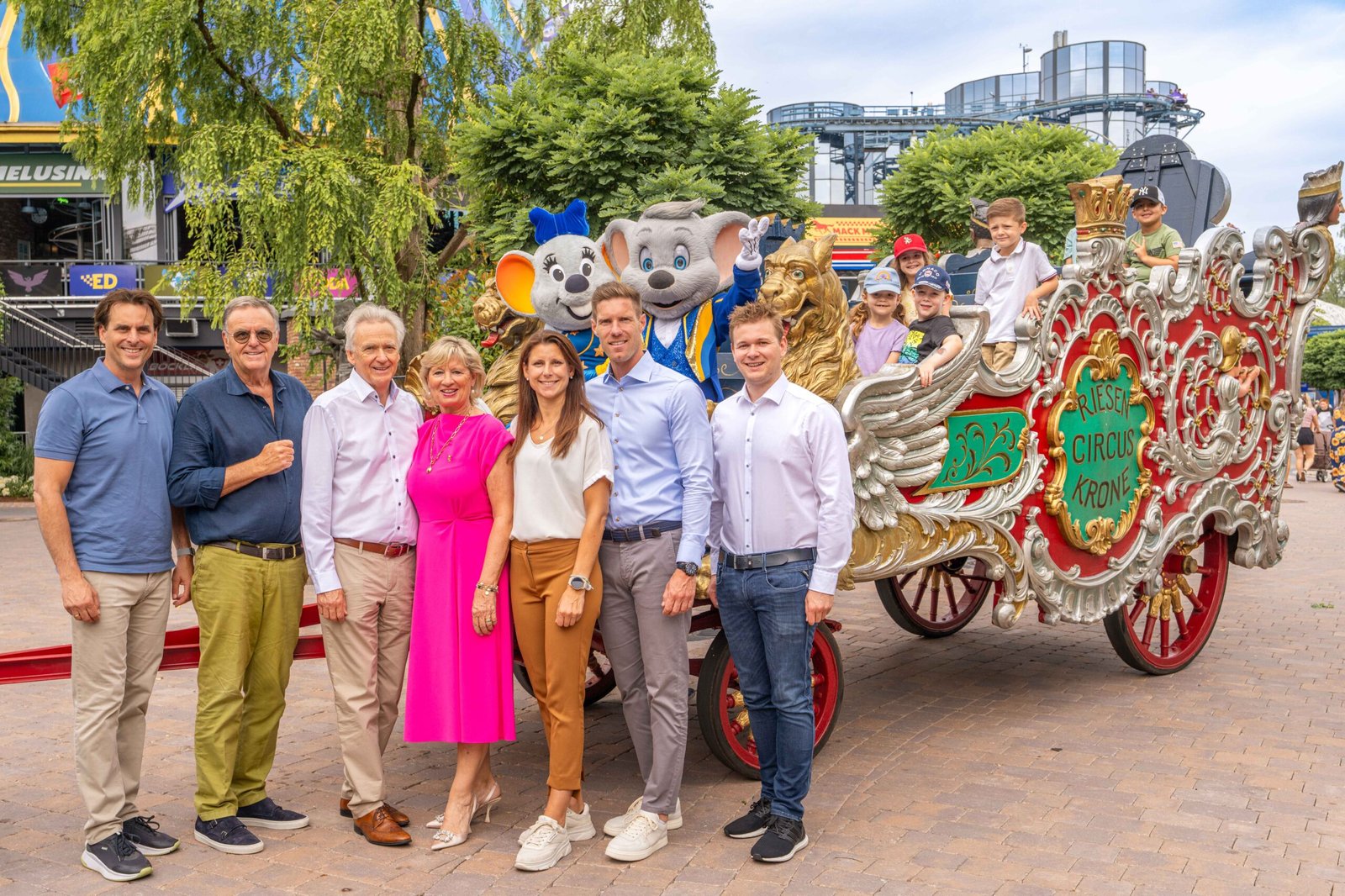 50. Geburtstag des Europa-Park  Zirkus-Prunkwagen aus dem Hause Mack bei Europa-Park Jubiläumsparade