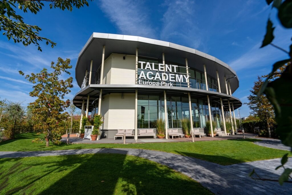 In der TALENT ACADEMY trainieren die Teilnehmenden eine Woche lang mit den Celebrities aus New York © Europa-Park GmbH & Co Mack KG