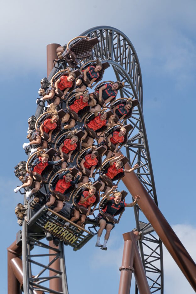 Maximaler Adrenalinkick für die FC Bayern Frauen in "Voltron Nevera powered by Rimac" © Europa-Park GmbH & Co Mack KG