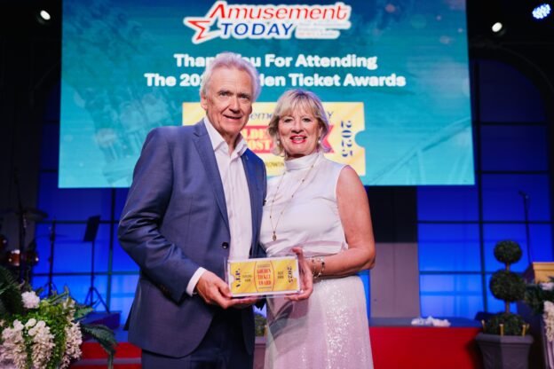 Jürgen und Mauritia Mack nahmen den Golden Ticket Award für den Europa-Park als bester Freizeitpark der Welt entgegen © Europa-Park GmbH & Co Mack KG
