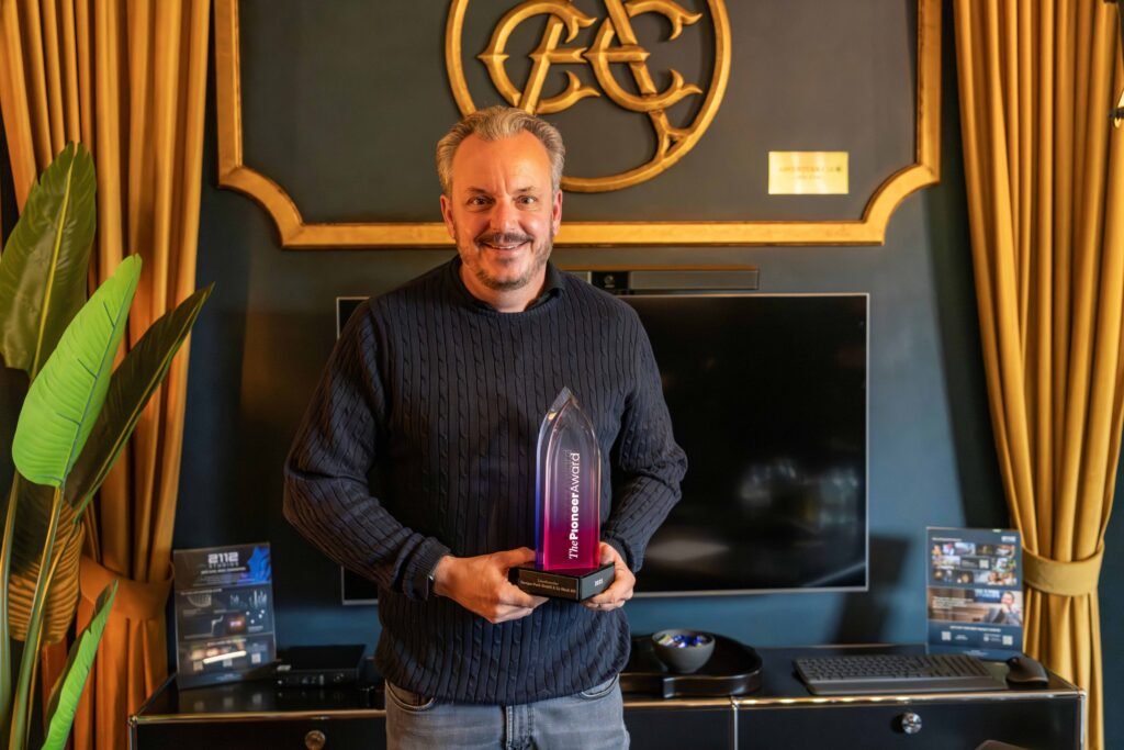 Michael Mack, CEO MACK One und geschäftsführender Gesellschafter Europa-Park, mit dem "Pioneer Award" © Europa-Park GmbH & Co Mack KG