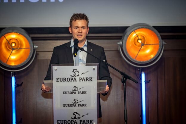 Frederik Mack, Direktor HR, begrüßte die Auszubildenden und ihre Familien © Europa-Park GmbH & Co Mack KG