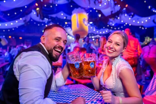 Eine kühle Maß und zünftige Musik sorgen beim Oktoberfest im Europa-Park für eine gute Stimmung © Europa-Park GmbH & Co Mack KG