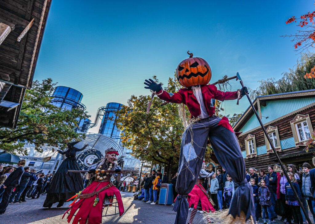 Lustige Hexen und Gespenster entführen die Besucher an Halloween in eine Welt aus Grusel und Magie © Europa-Park GmbH & Co Mack KG