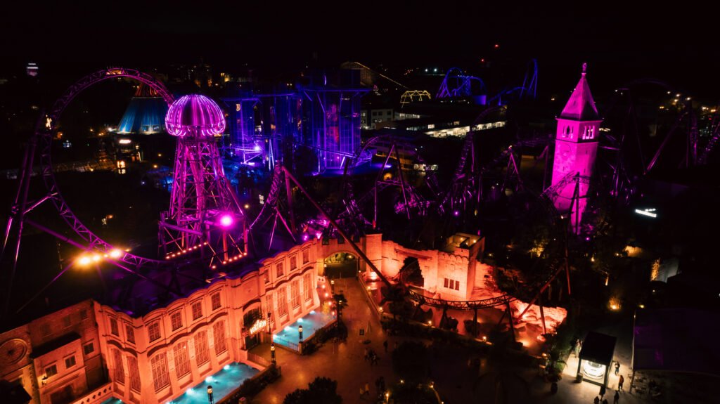 Als Symbol für die Wichtigkeit von Bruchkrebsvorsorge leuchten zahlreiche Achterbahnen im Europa-Park in Pink © Europa-Park GmbH & Co Mack KG