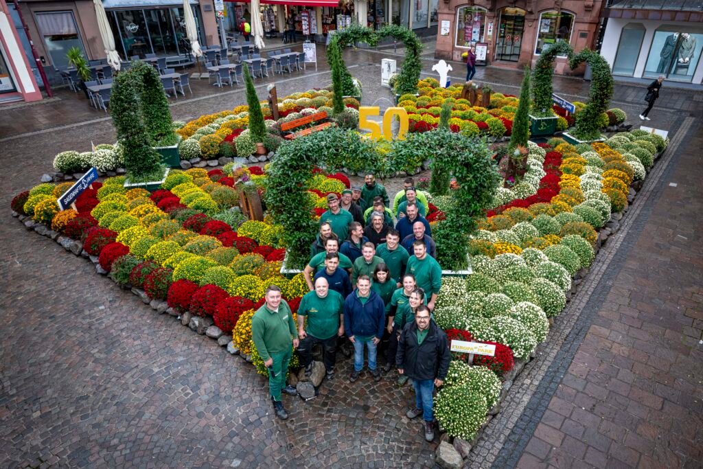 20 Gärtner des Europa-Park verwandelten den Sonnenplatz in ein schillerndes Kunstwerk © Europa-Park GmbH & Co Mack KG