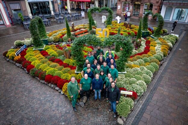 20 Gärtner des Europa-Park verwandelten den Sonnenplatz in ein schillerndes Kunstwerk © Europa-Park GmbH & Co Mack KG