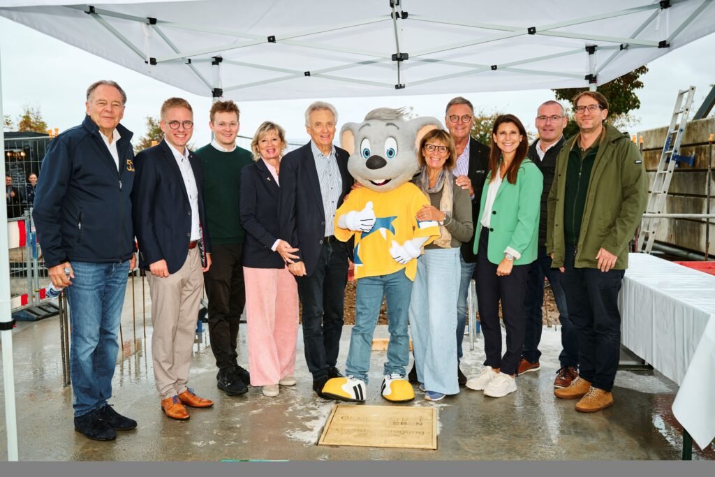 V.l.n.r.: Charles Botta (Direktor Mack Solutions), Kai-Achim Klare (Bürgermeister Rust), Frederik Mack, Mauritia Mack, Jürgen Mack, Marianne Mack, Roland Mack, Ann-Kathrin Mack, Markus Huber (Geschäftsführer Rendler Bau) und Andreas Pfeiffer (Leiter Architekturbüro AP+M) bei der Grundsteinlegung © Europa-Park GmbH & Co Mack KG
