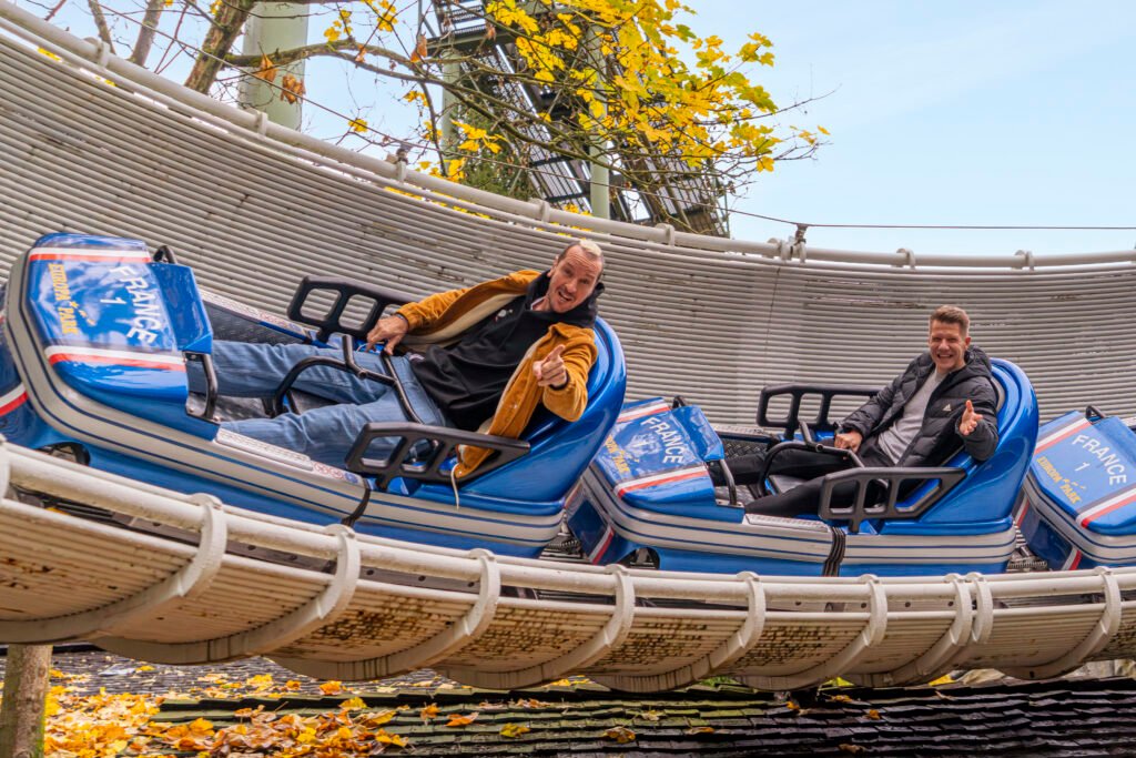 Pascal „Pommes“ Hens und Patrick Ittrich in der Schweizer Bobbahn © Europa-Park GmbH & Co Mack KG