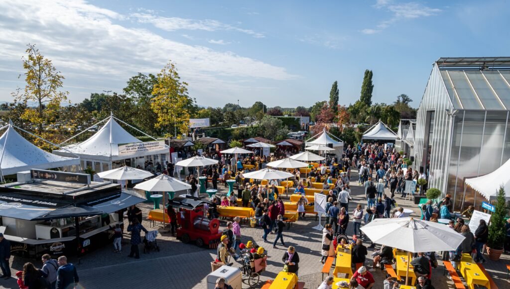 Der mittlerweile fest etablierte Charity-Flohmarkt von "Santa Isabel e.V." erfreut sich zunehmender Beliebtheit © Europa-Park GmbH & Co Mack KG