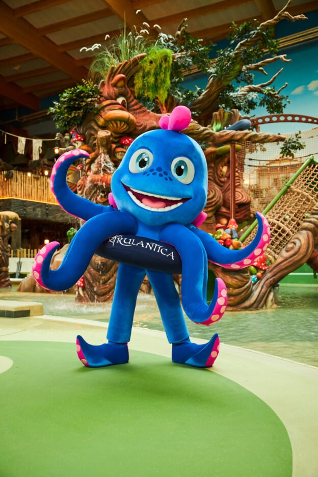 Sixtopus Snorri feiert mit den Rulantica Besuchern © Europa-Park GmbH & Co Mack KG