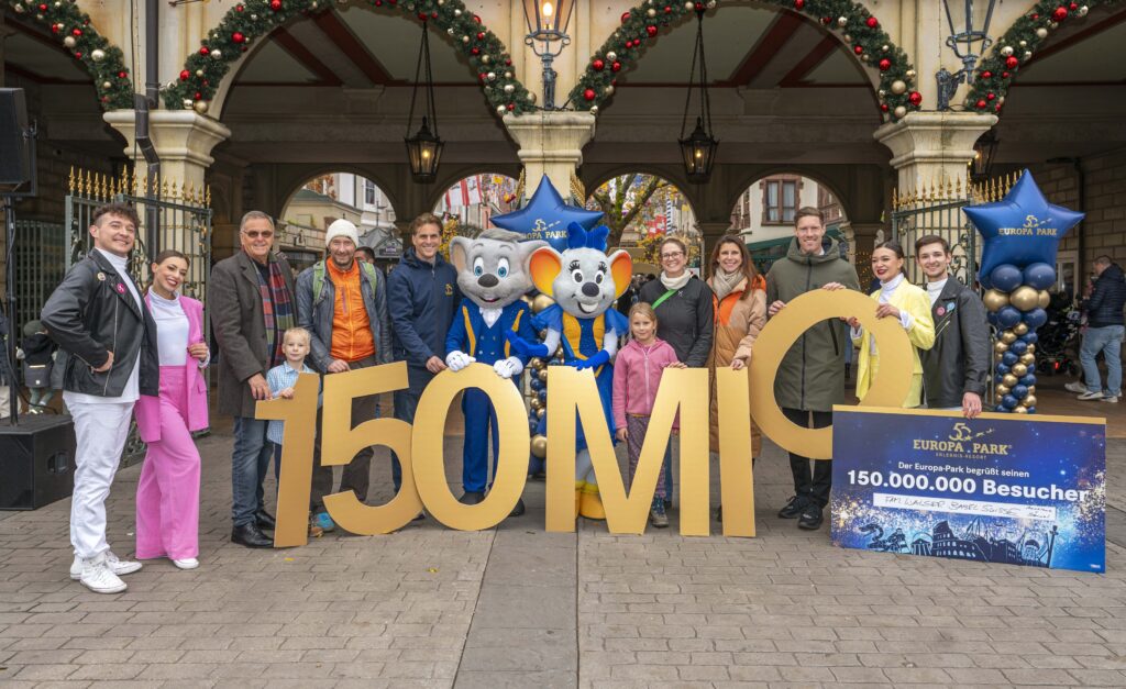 Roland, Thomas, Ann-Kathrin und Nicolas Mack begrüßen die glückliche Jubiläumsfamilie aus der Schweiz © Europa-Park GmbH & Co Mack KG