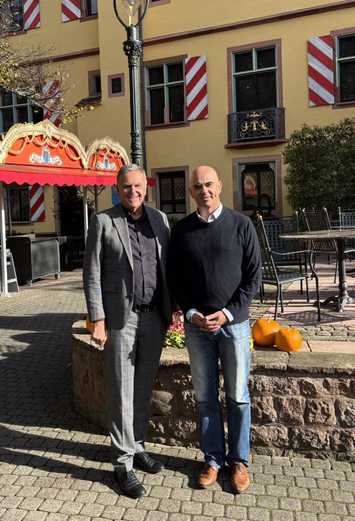 Roland Mack, Inhaber Europa-Park, zusammen mit Alain Berset, Generalsekretär des Europarats, vor Schloss Balthasar © Europa-Park GmbH & Co Mack KG