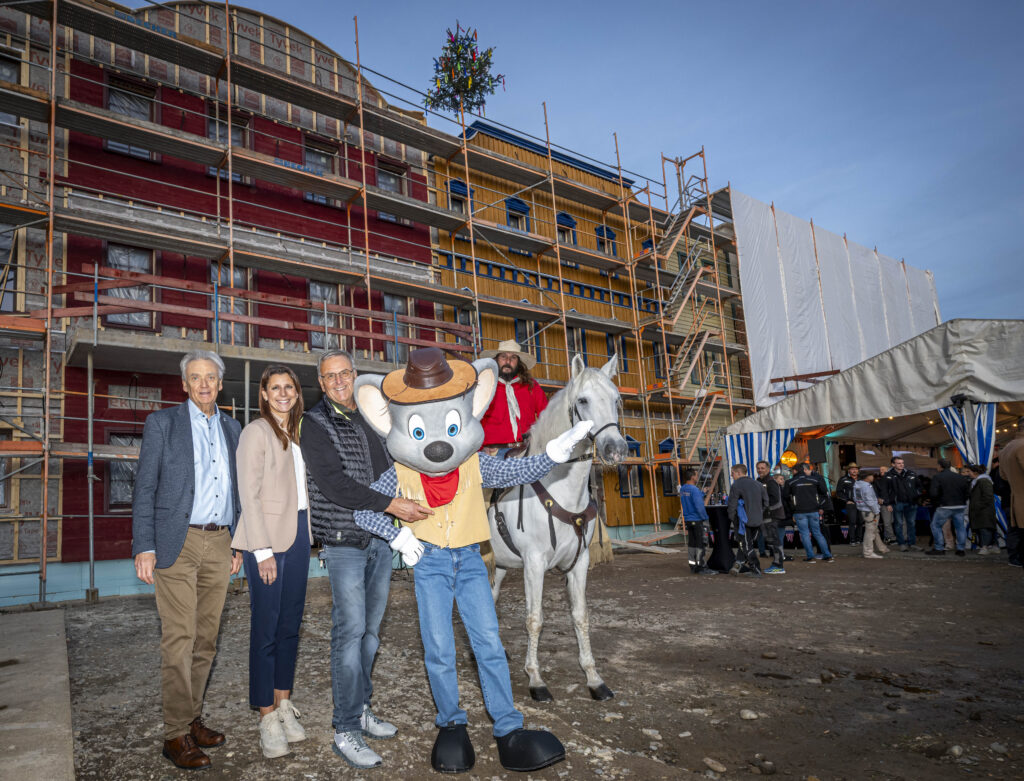 Jürgen, Ann-Kathrin und Roland Mack beim Richtfest vor der „Riverside Western Lodge“ © Europa-Park GmbH & Co Mack KG
