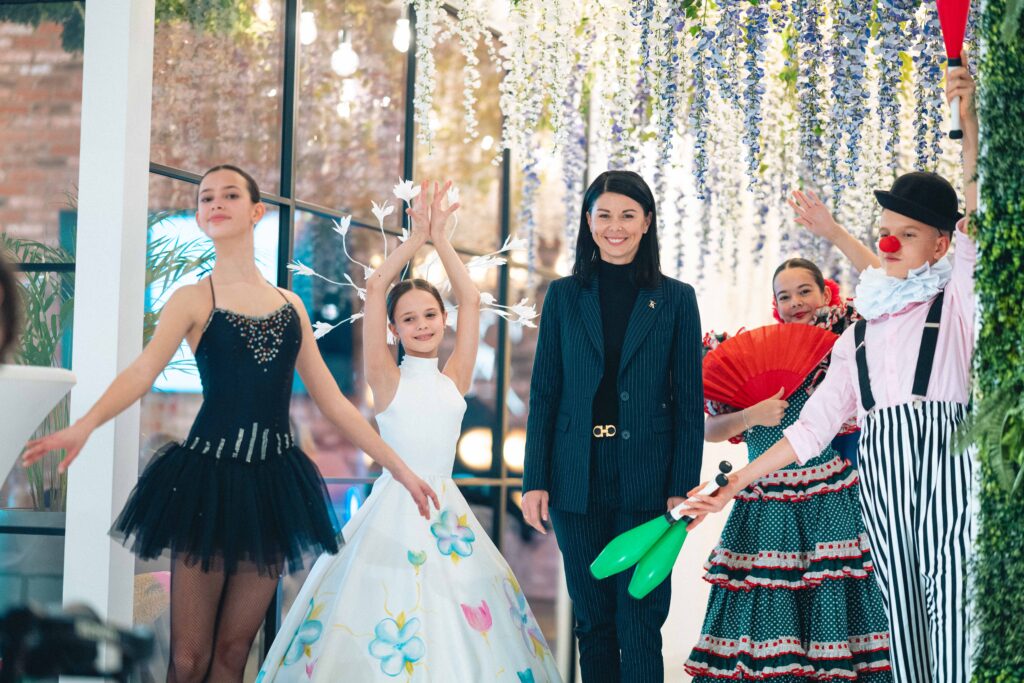 Katja Mack mit einigen der Darsteller der Kunstausstellung im vergangenen Jahr © Europa-Park GmbH & Co Mack KG