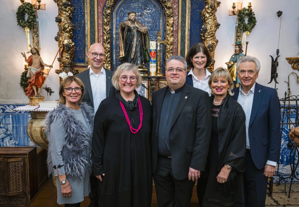 Marianne Mack, Thomas Schneeberger, Landesbischöfin Springhart, Generalvikar Neubrand, Andrea Ziegler, Mauritia Mack und Jürgen Mack in der Jakobuskapelle im Hotel Santa Isabel © Europa-Park GmbH & Co Mack KG