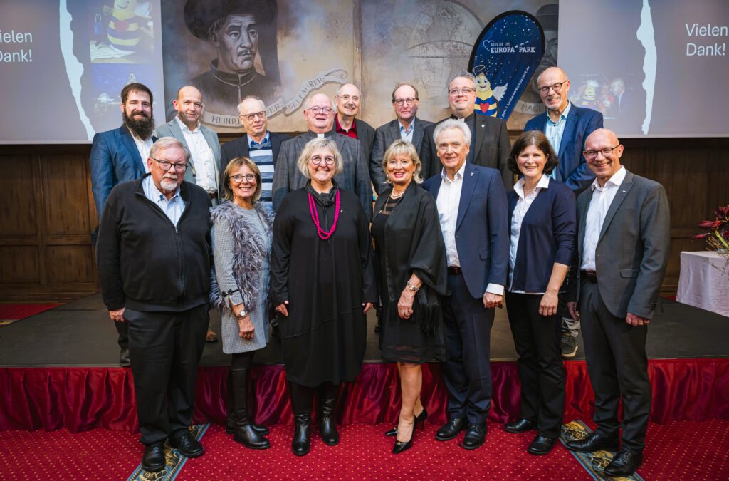 Marianne Mack, Mauritia Mack und Jürgen Mack mit den Vertretern der Kirchen © Europa-Park GmbH & Co Mack KG