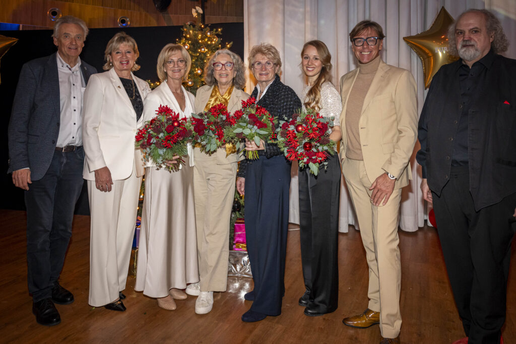 Jürgen Mack und Mauritia Mack mit den Mitwirkenden der Adventsstunden © Europa-Park GmbH & Co Mack KG