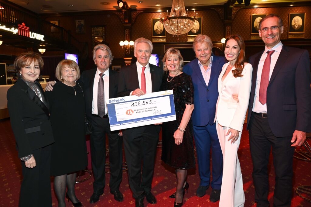 Freuen sich gemeinsam über die stolze Summe: Paola Felix, Ursula und Werner Kimmig, Jürgen und Mauritia Mack, Karlheinz und Dagmar Kögel sowie Prof. Tobias Feuchtinger © Europa-Park GmbH & Co Mack KG