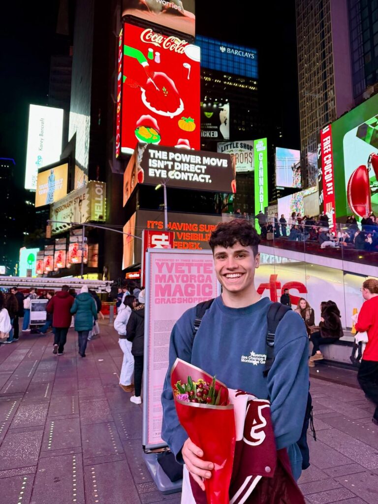 Nach seinem Auftritt strahlt Hennes am Times Square © Europa-Park GmbH & Co Mack KG