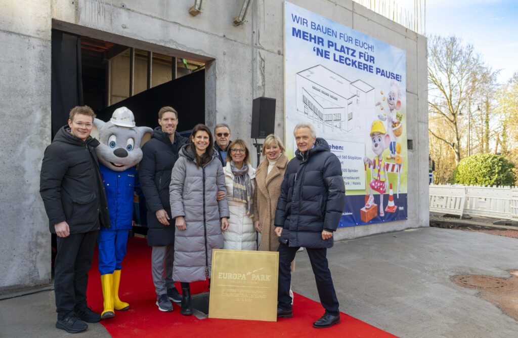Frederik Mack, Nicolas Mack, Ann-Kathrin Mack, Roland Mack, Marianne Mack, Mauritia Mack und Jürgen Mack bei der feierlichen Grundsteinlegung des neuen Mitarbeiter-Restaurants © Europa-Park GmbH & Co Mack KG