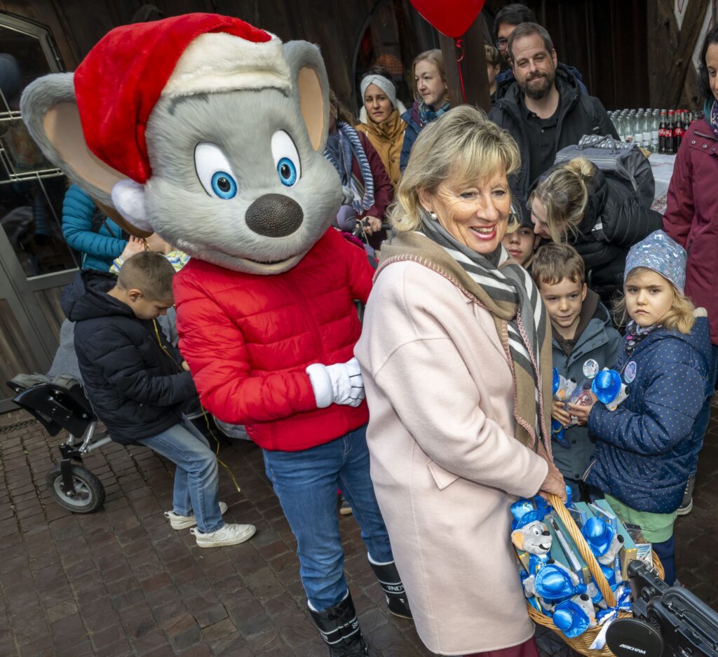 Mauritia Mack überrascht die Kinder mit Geschenken © Europa-Park GmbH & Co Mack KG