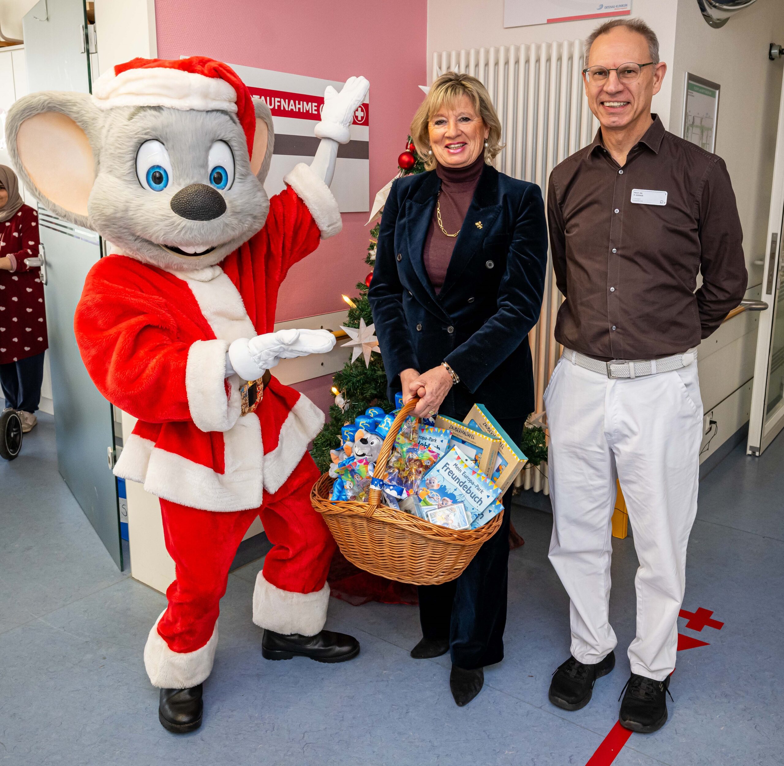 Ed Euromaus überrascht junge Patienten: Adventsaktion des Europa-Park in der Kinderklinik Ortenau