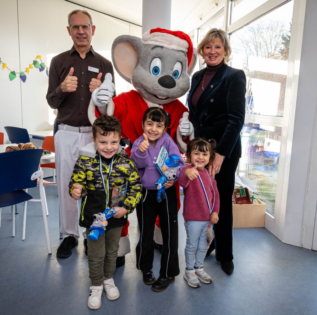 Die Kinder freuen sich über die Geschenke © Europa-Park GmbH & Co Mack KG