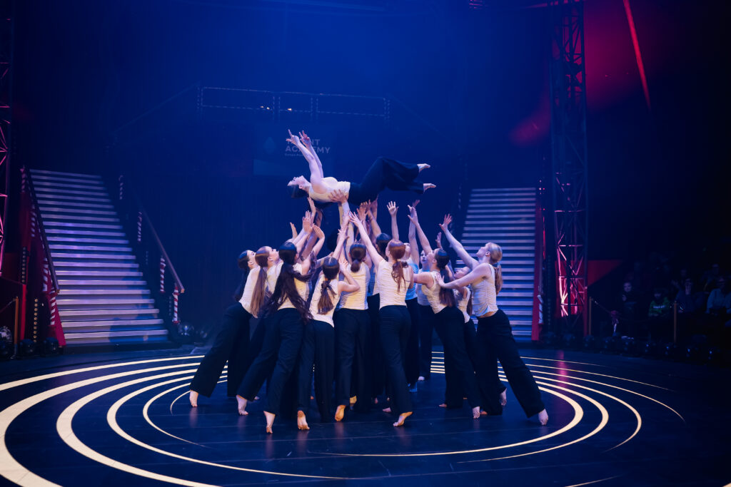 Während der „Surprise Show“ präsentierten die Künstler eindrucksvoll ihr vielseitiges Talent in Gesang, Tanz und Akrobatik © Europa-Park GmbH & Co Mack KG