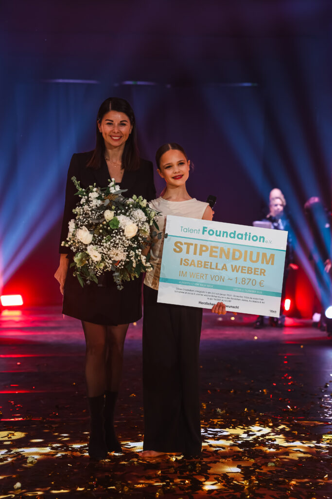Isabella Weber freut sich über das Stipendium, das ihr für ihre herausragenden Leistungen verliehen wurde © Europa-Park GmbH & Co Mack KG