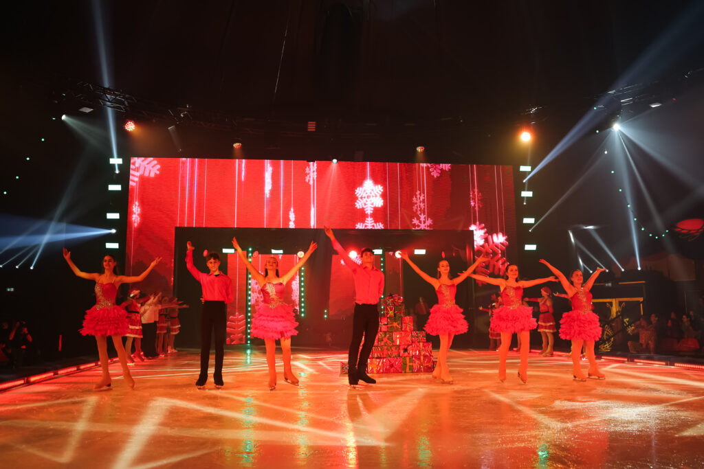 Die Künstler zeigten auf der Eisfläche ihre eindrucksvollen Choreografien © Europa-Park GmbH & Co Mack KG
