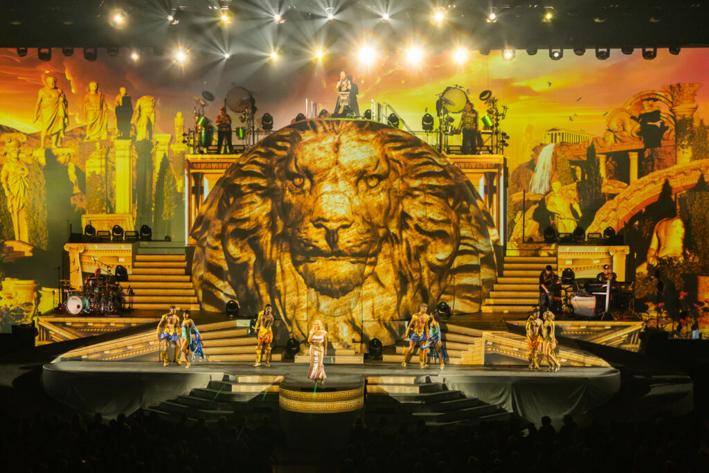 Großes Bühnenspektakel garantiert DJ BoBo bei seinen Weltpremierenshows © Europa-Park GmbH & Co Mack KG