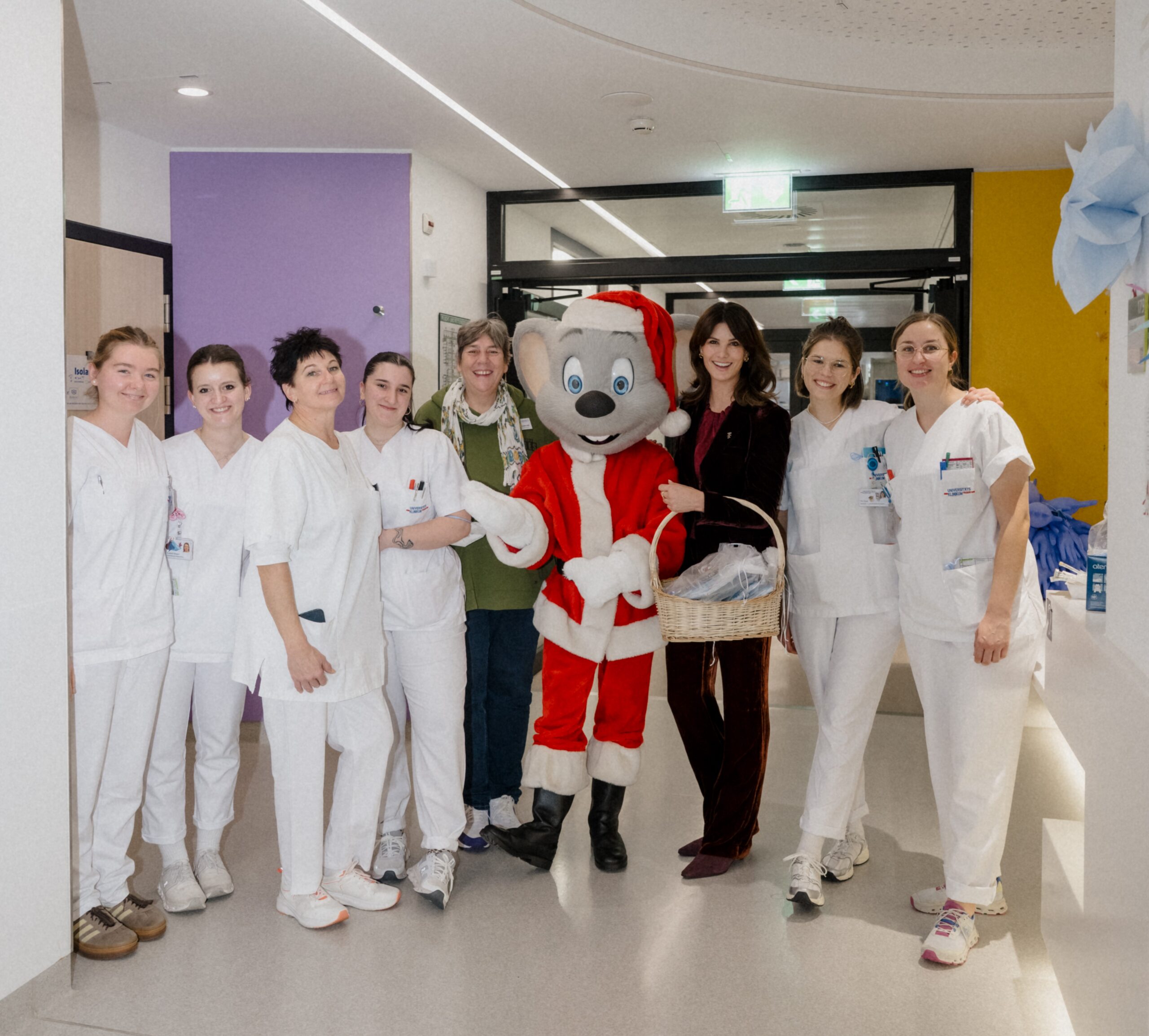 Große vorweihnachtliche Überraschung im Zentrum für Kinder- und Jugendmedizin: Europa-Park beschenkt Patienten