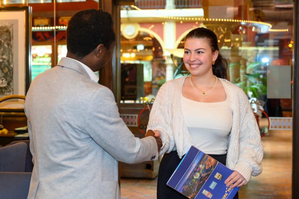 Nach erfolgreichen Gesprächen besteht die Möglichkeit, den Arbeitsvertrag direkt mitzunehmen © Europa-Park GmbH & Co Mack KG