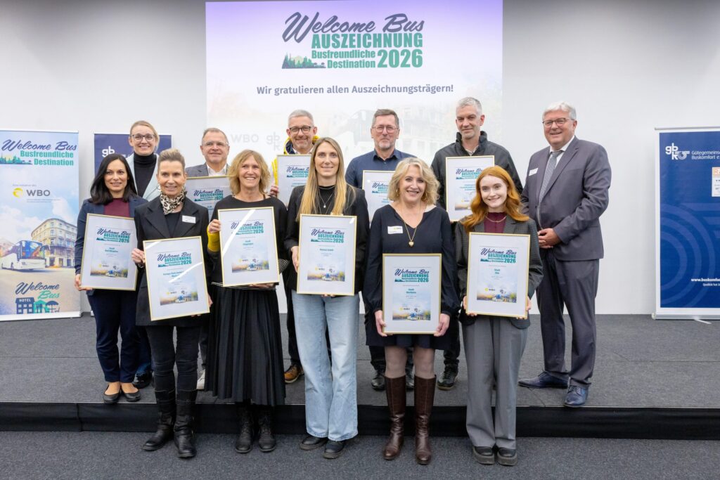Die Vertreter der ausgezeichneten Destinationen mit WBO-Vizepräsidentin Carolin Grötzinger (hinten, 2. v. l.) und gbk-Vorsitzenden Hermann Meyering (r.) Copyright: WBO © Europa-Park GmbH & Co Mack KG
