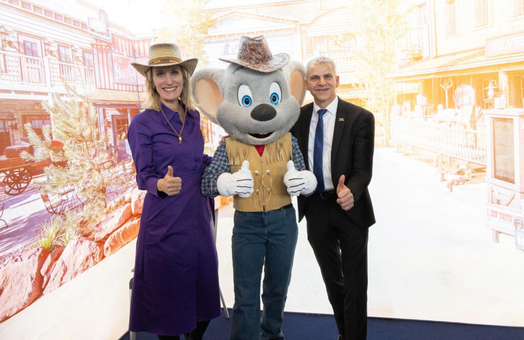 Christine Schönhuber und Dr. Patrick Rapp am Stand des Europa-Park bei der CMT © Europa-Park GmbH & Co Mack KG