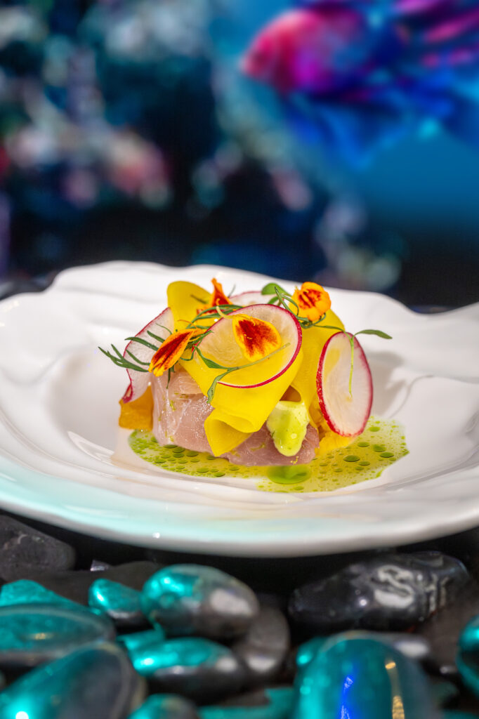 Sinnliches aus den Tiefen des Meeres mit Hamachi | Gelbe Bete | Kamille © Europa-Park GmbH & Co Mack KG